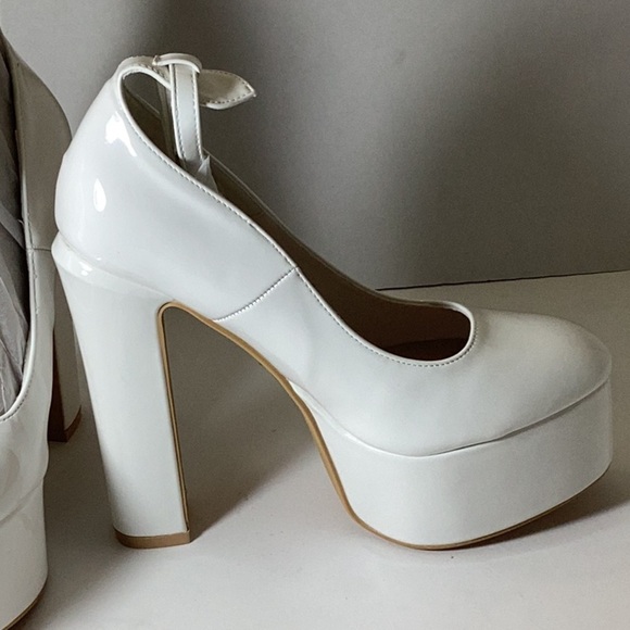 Lady Godiva Abbey Women's Platform Pump - Picture 10 of 13